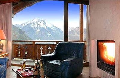 Location Champagny-en-Vanoise : Salon et sa cheminée